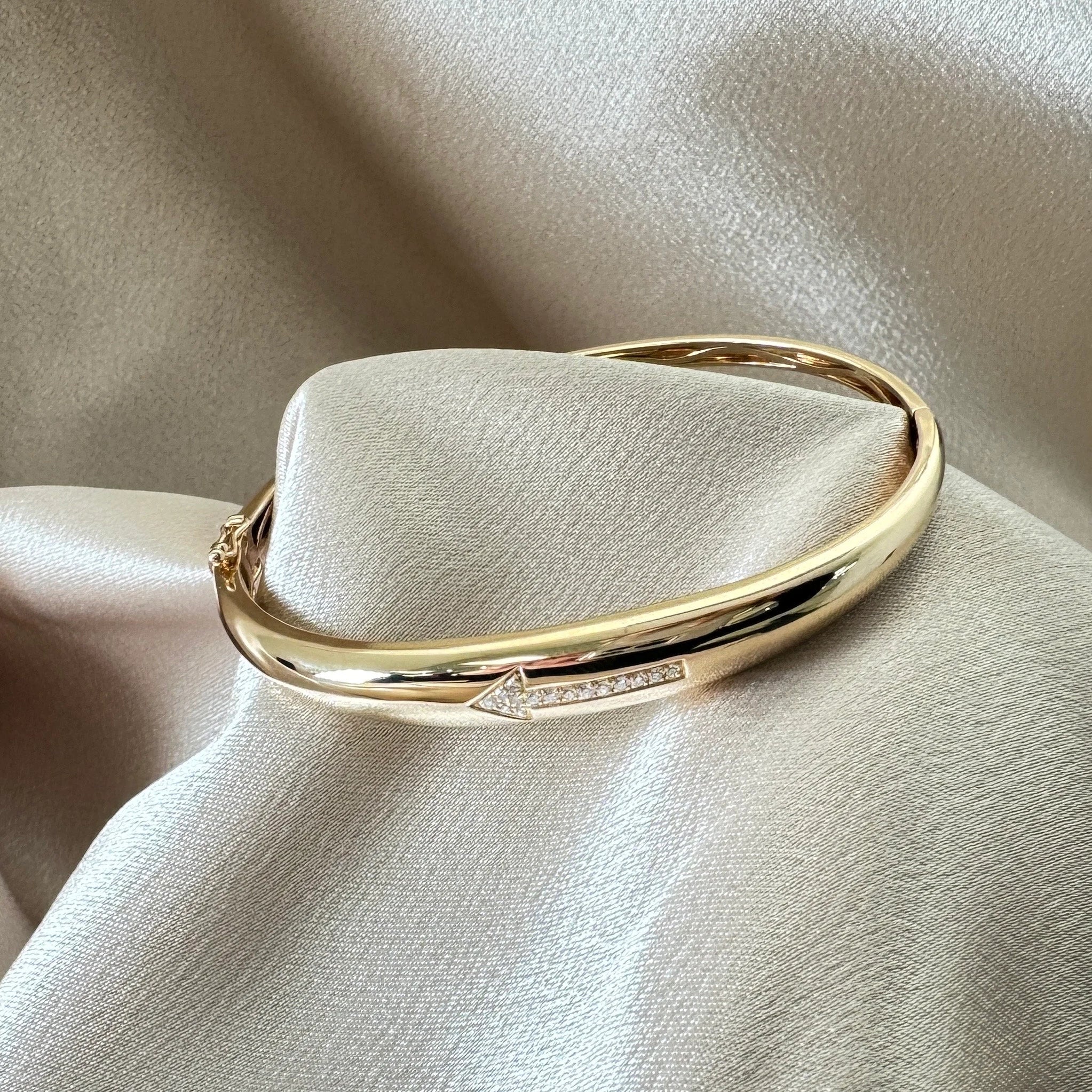 Arrow Sign Oval Bangle