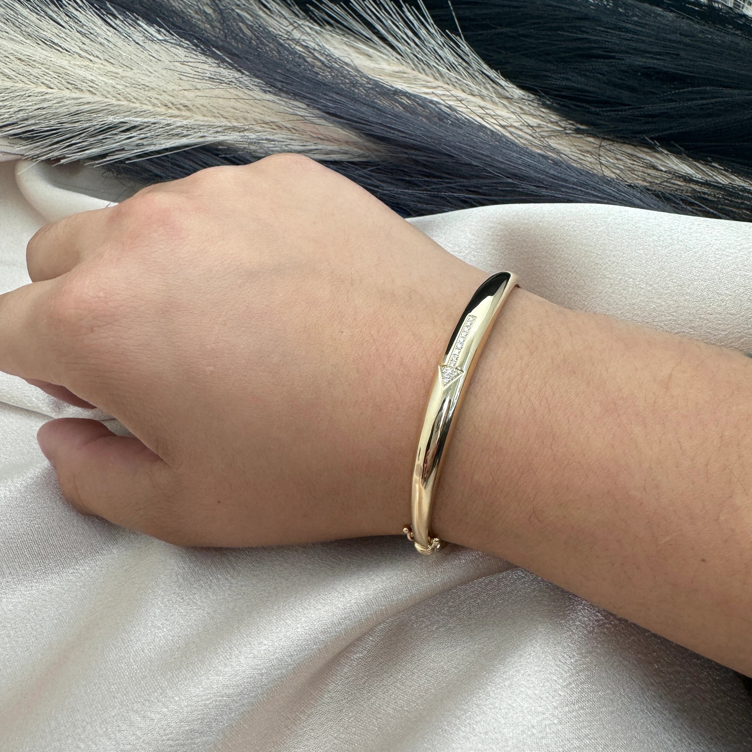 Arrow Sign Oval Bangle