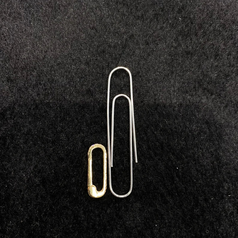 Size of diamond stud gold lock