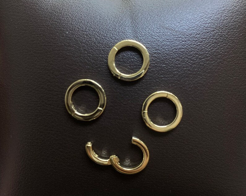 Golden smooth round clasp