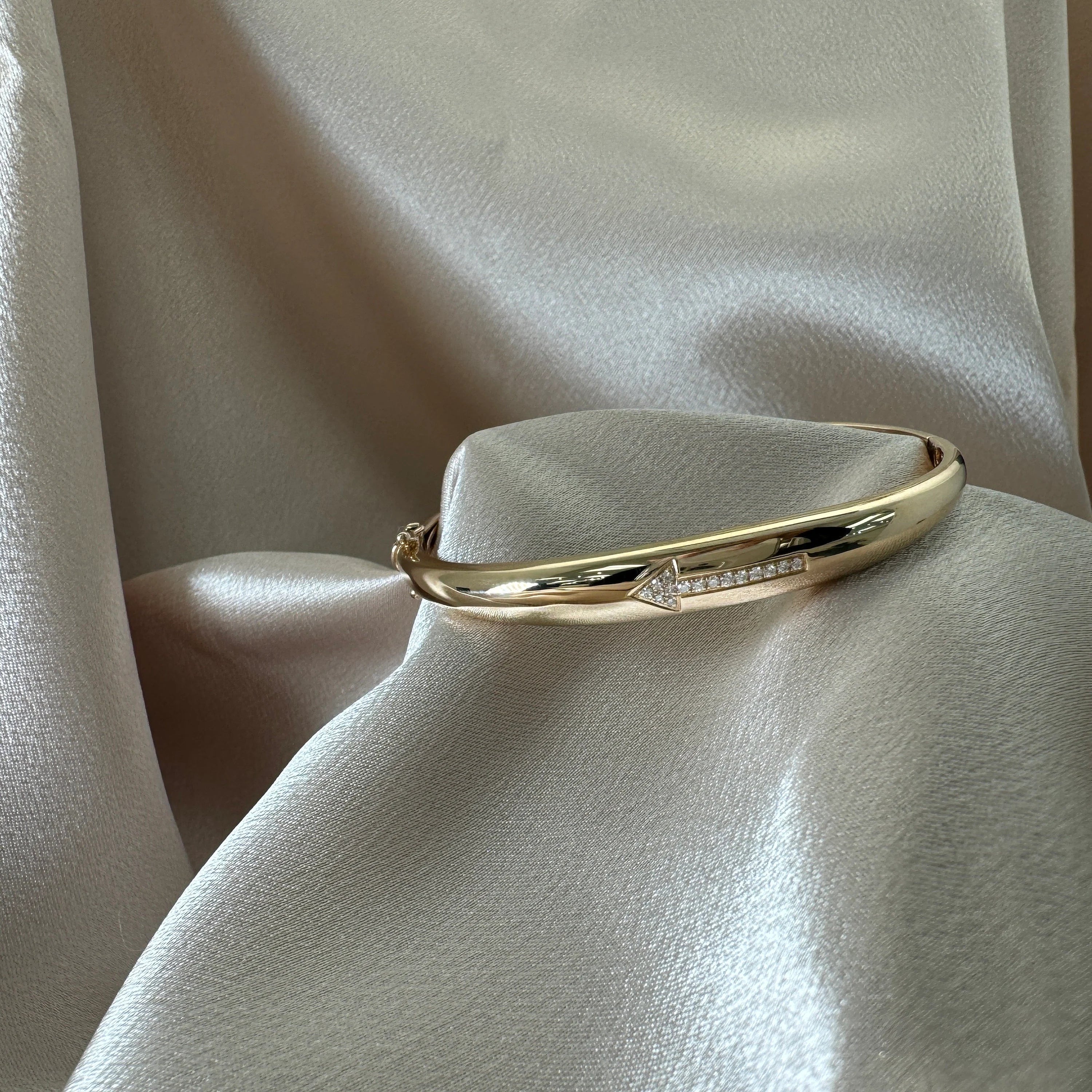 Arrow Sign Oval Bangle