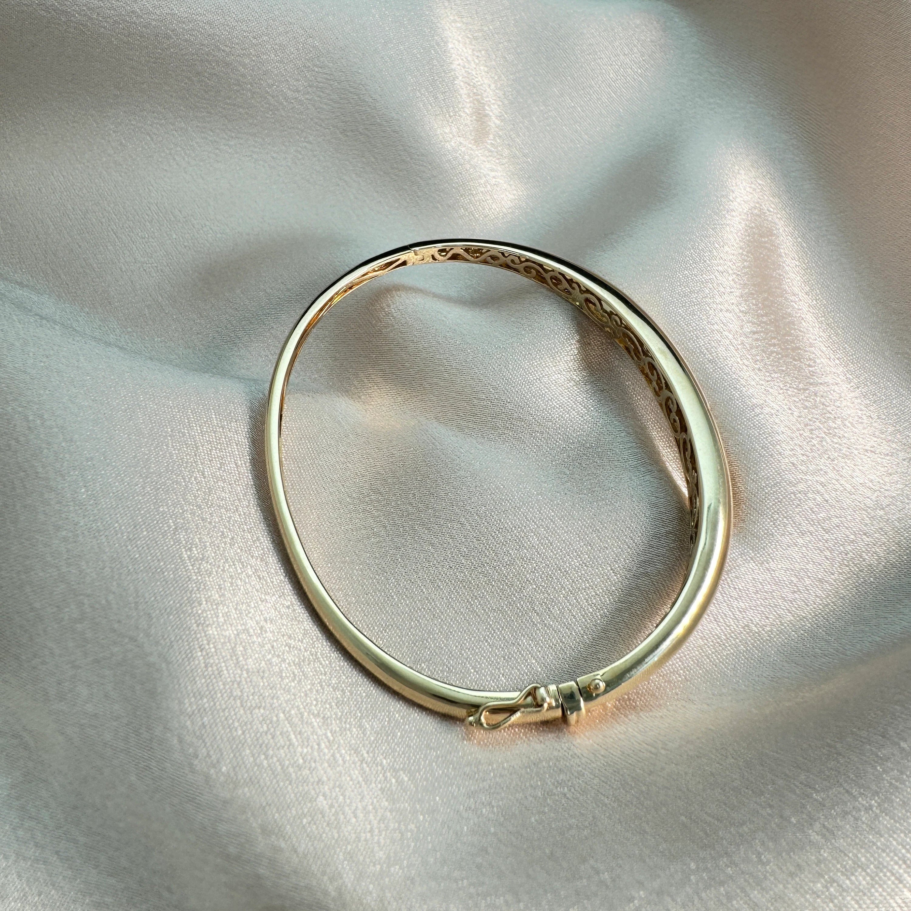 Arrow Sign Oval Bangle