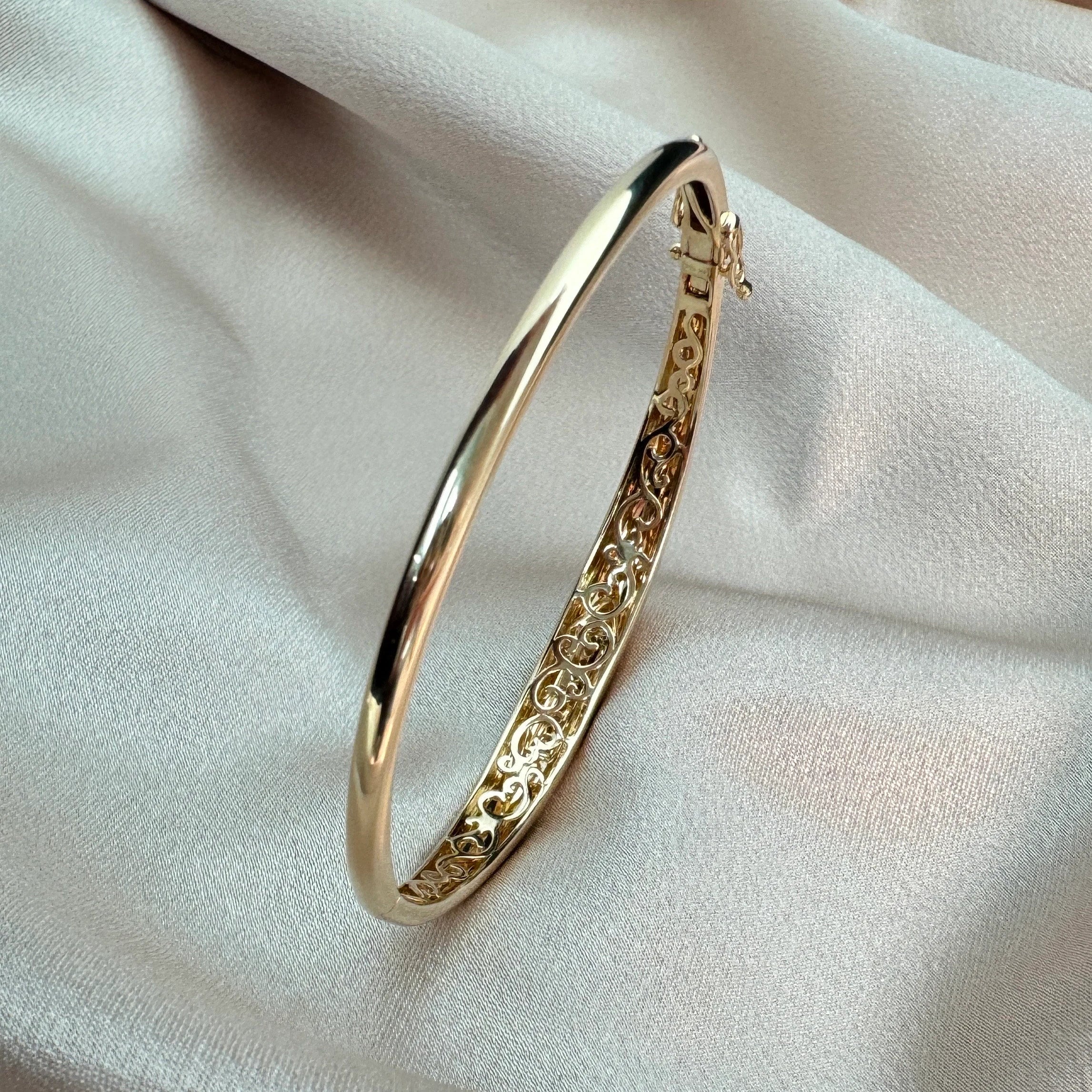 Arrow Sign Oval Bangle