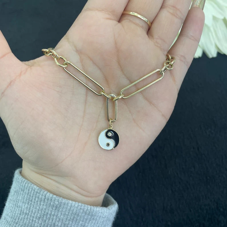gold oval clasp in a chain 